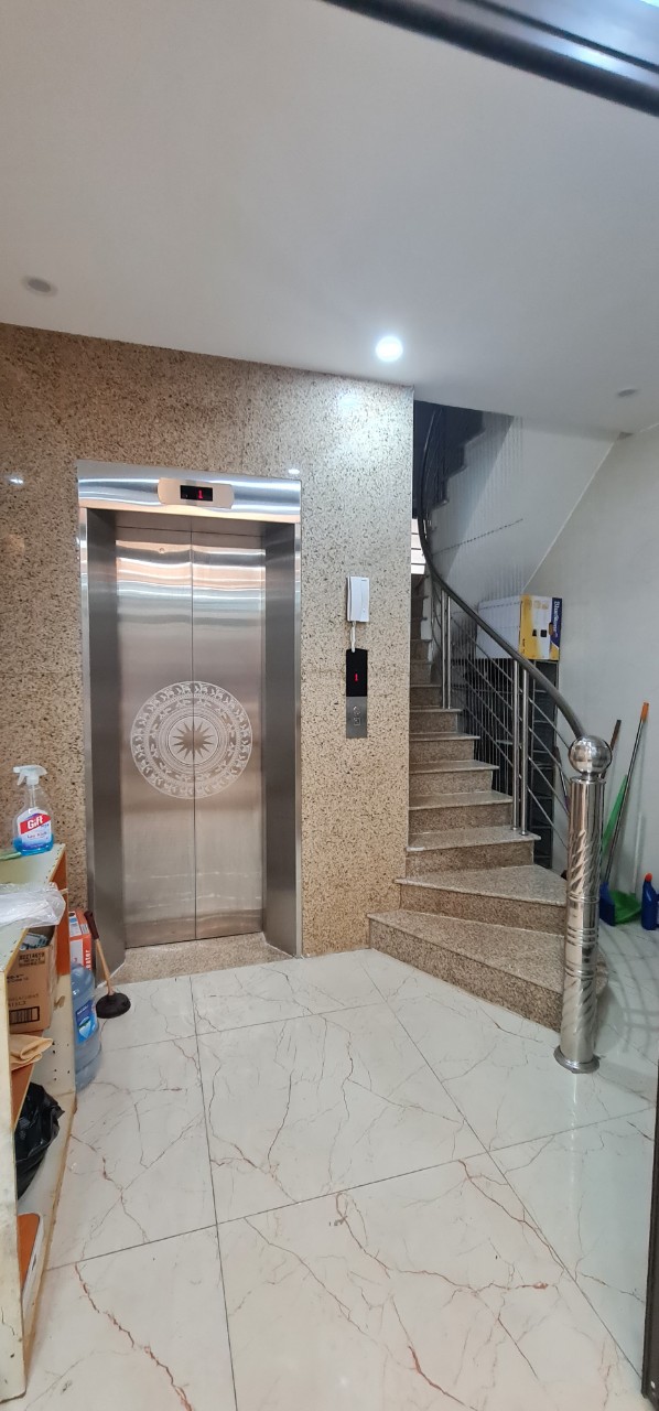 Cho thuê nhà Mặt phố Vũ Hữu 75m2 x 3 tầng, thang máy, 18tr/tháng, Nhà mới
