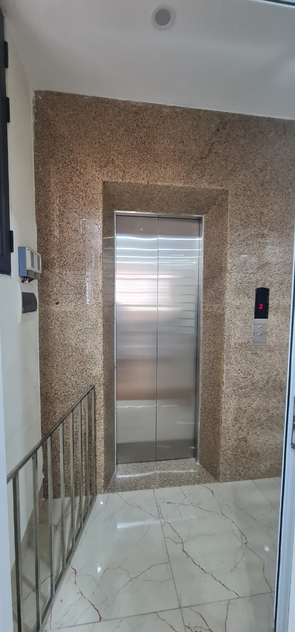 Cho thuê nhà mặt phố Vũ Hữu 75m2 x 3 tầng, thang máy, Ô tô đỗ, 18 triệu/tháng