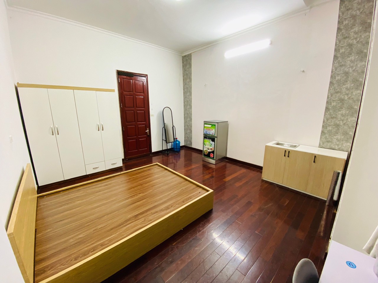 Mình đang có 1 phòng trống tầng 4 bên 77 Hoàng Cầu