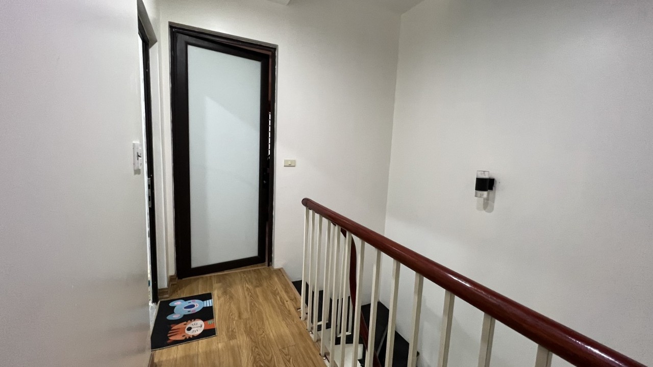 CẦN BÁN GẤP NHÀ LÔ GÓC PHỐ CHU HUY MÂN 42 m2, 4 tầng , 3.7 tỷ.