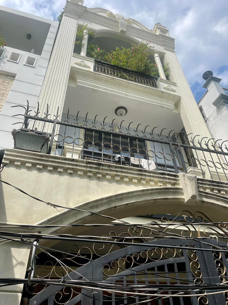 Chủ Kẹt Tiền Cần Bán Gấp Nhà NGUYỄN VĂN QUỲ. Quận 7 DT. 4,5m X 14m, 4 Tầng 4PN, Xây Kiên Cố, Phong Cách Cổ Điển Giá 4