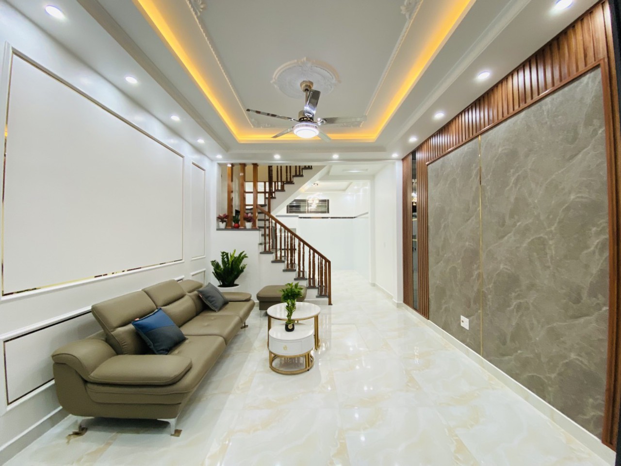 Bán nhà xây mới ngõ cực nông, diện tích 43m x 4 tầng, GIÁ 3.15 tỉ tại ngõ 225 Ngô Gia Tự