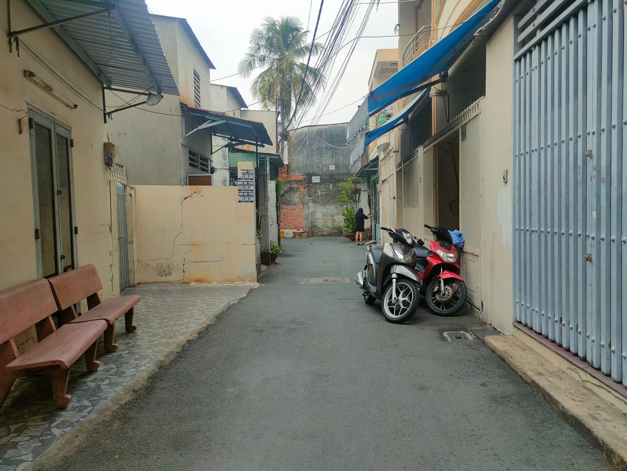 chính chủ gấp bán nhà đường tân sơn nhì, hẻm xe hơi, 57m2 chỉ 6 tỷ, nhà 2 giếng trời mát mẻ