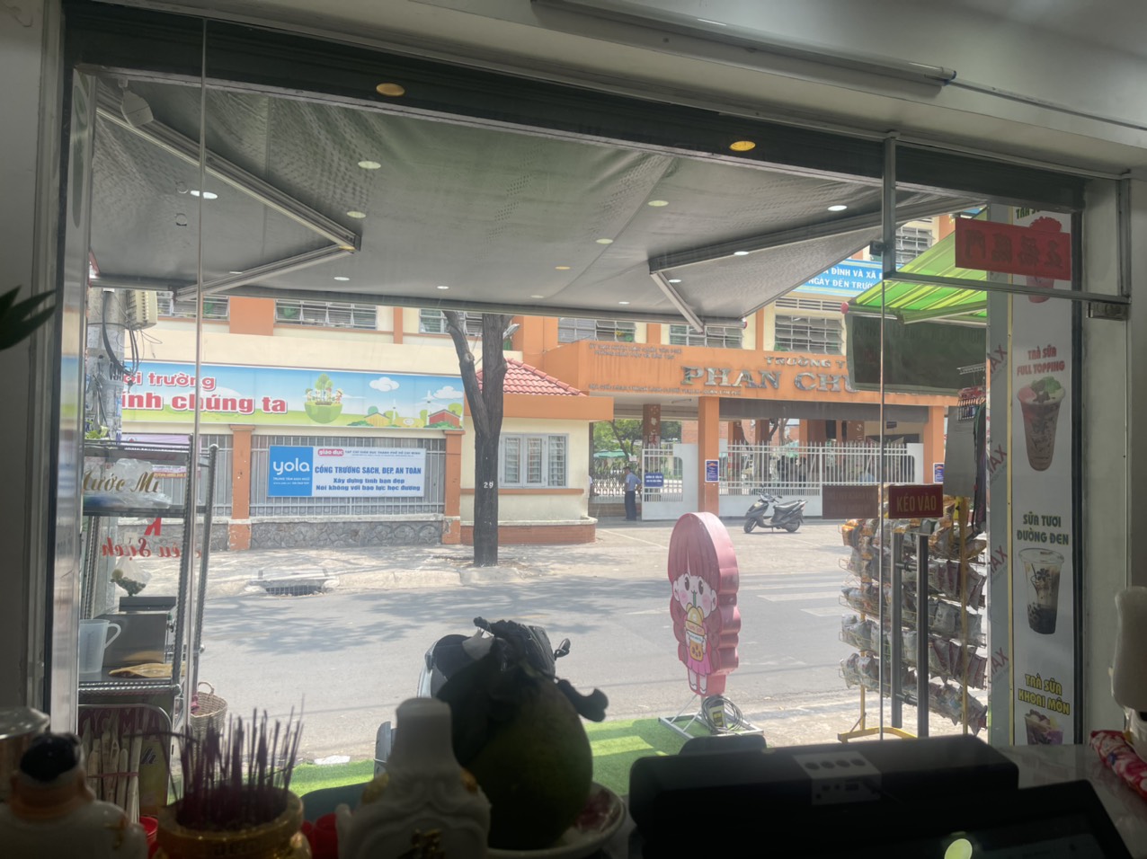 Do bận việc không chăm được con nhỏ, mình sang lại quán trà sữa.