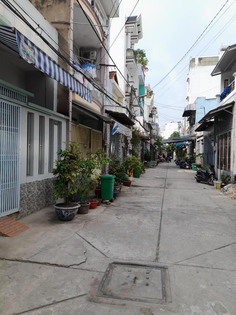 Chính chủ bán nhà đường lô tư, 4 tầng, hẻm xe tải, 33m2 chỉ 4.5 tỷ, ngay chợ gò xoài.