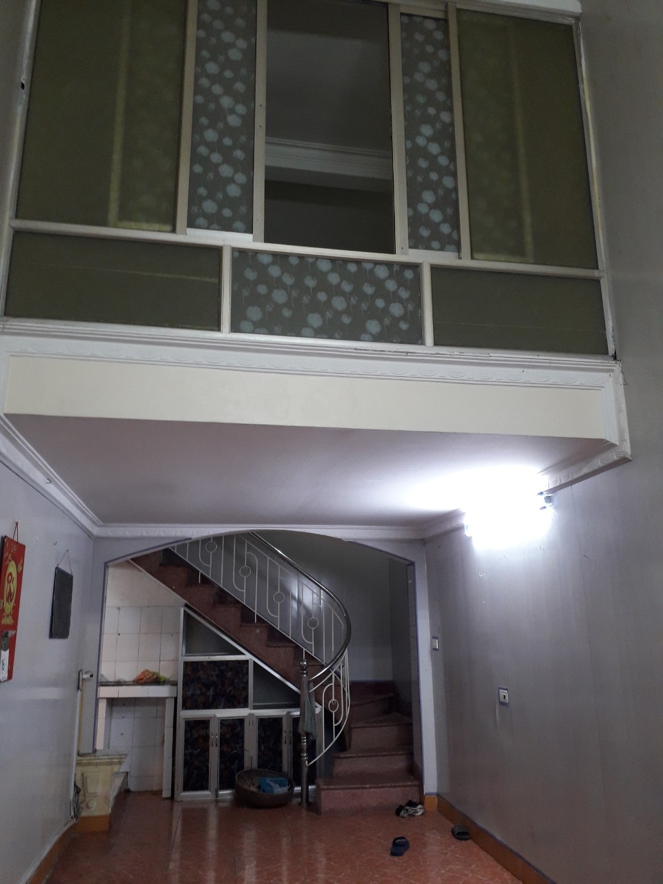 Chính chủ cho thuê nhà riêng 2.5 tầng, mỗi tầng 30m2. Có 2 phòng ngủ, 2 nhà vệ sinh. Nhà ngay sau nhà mặt đường.