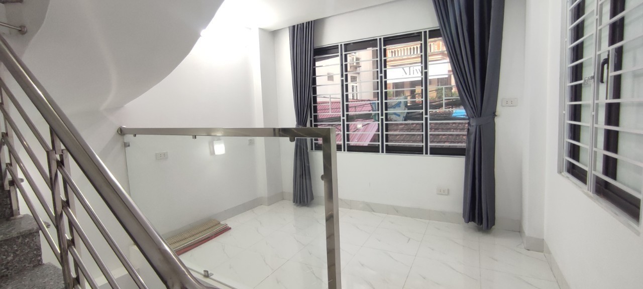 Bán nhà Hoàng Quốc Việt-Cầu Giấy 25m2x5T, mặt tiền 3,7m, giá 2.8 tỷ