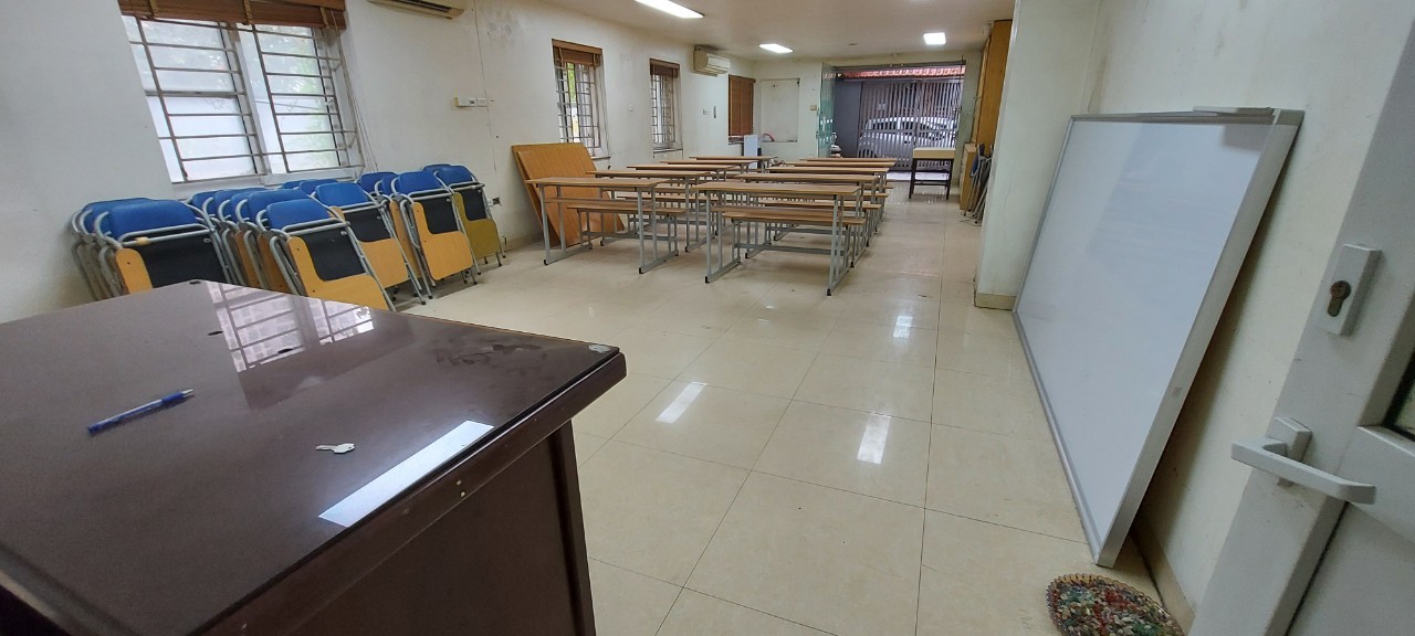 Cho thuê nhà mặt phố Vũ Hữu- Tổng diện tích sử dụng 500 m2- Ô tô tránh- Giá rẻ