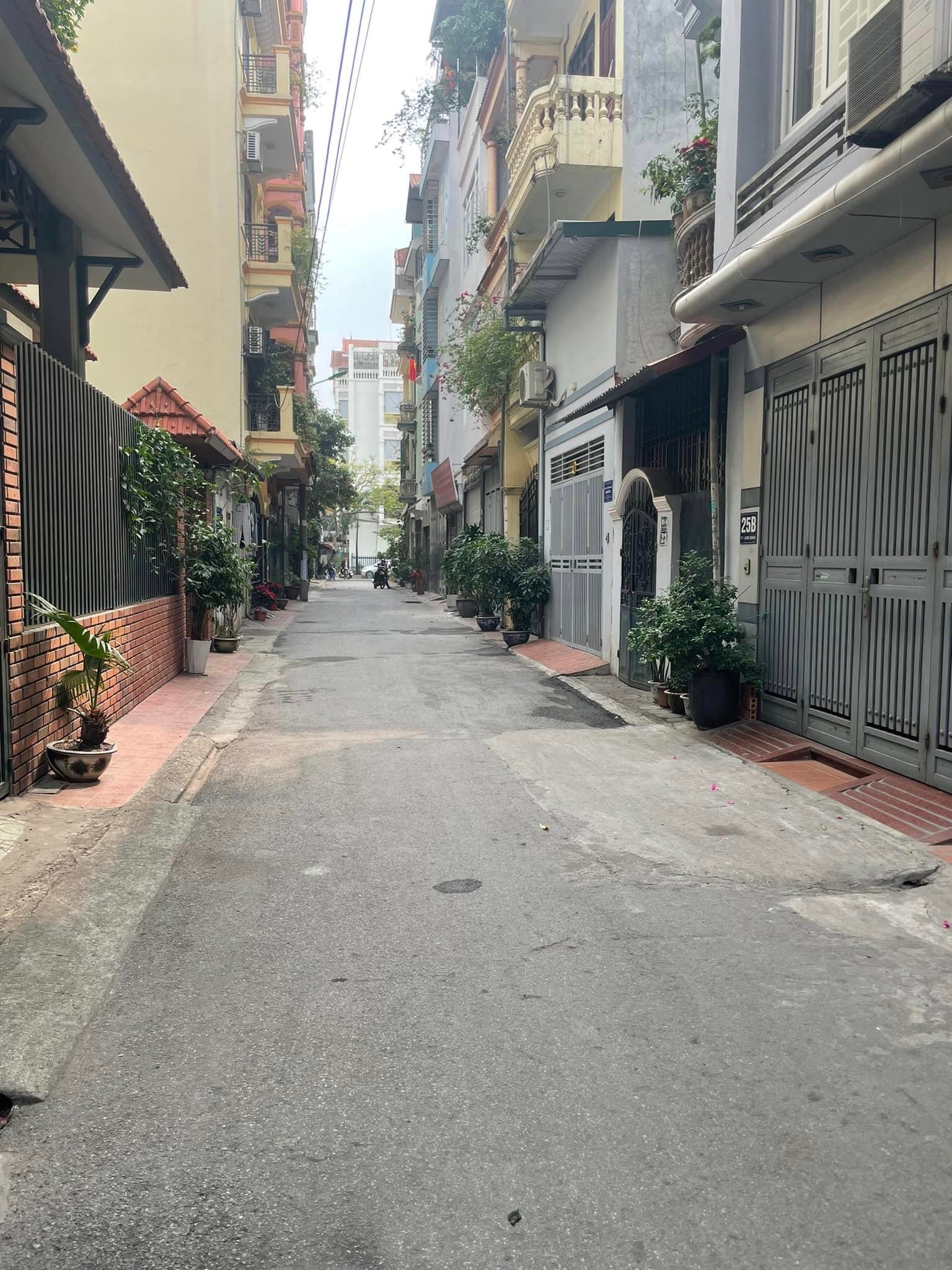 Trần Quốc Hoàn 55m2 ô tô tránh, 4 tầng sơn áo mới là ở ngay, chủ rất gấp bán, giá chỉ để chào