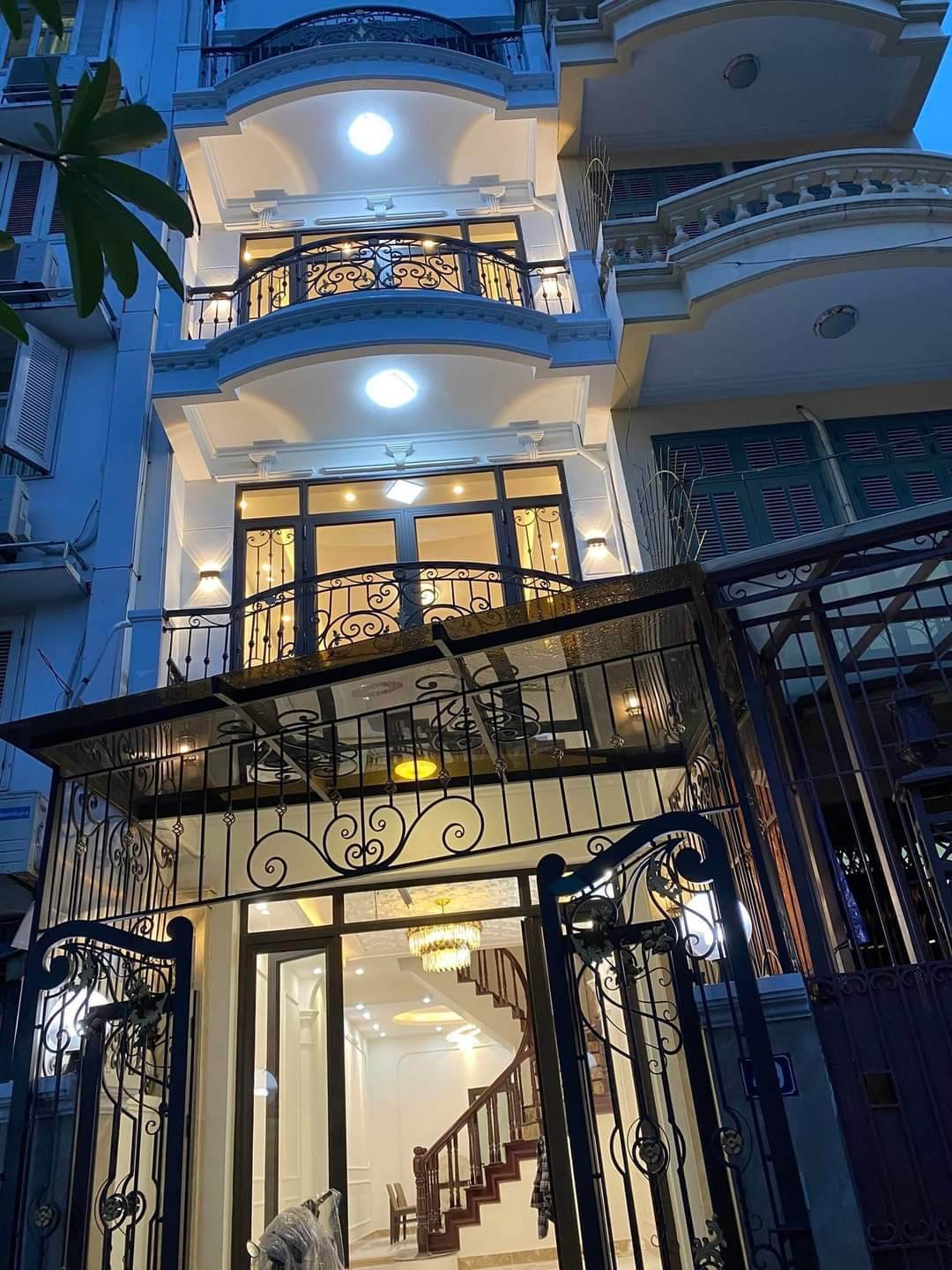 Bán nhà đẹp Võ Thị Sáu, diện tích 60m2, nhà mặt hồ ở hay kinh doanh đằng cấp giá 14 tỷ.