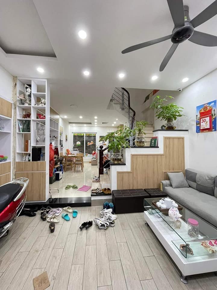 Phố Chùa Láng, Đống Đa. 50m ra Oto. DT 50m x 5 Tầng x giá 5 tỷ