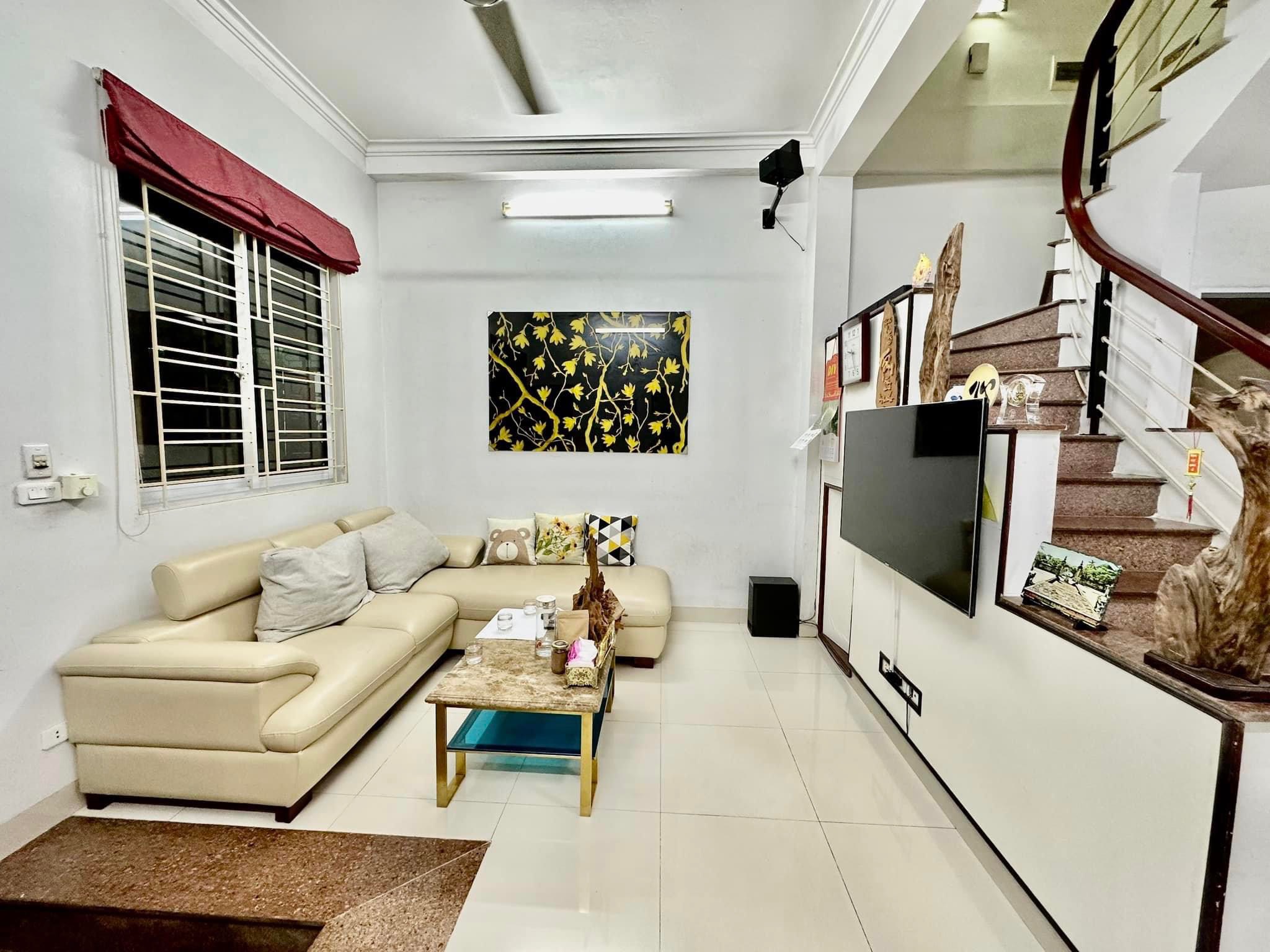 Nhà Mới- Đẹp- Ở luôn- gần Ô tô tại Hồ Tùng Mậu- Mai Dịch: 48m2-4T-MT4m-Giá 4.2 tỷ