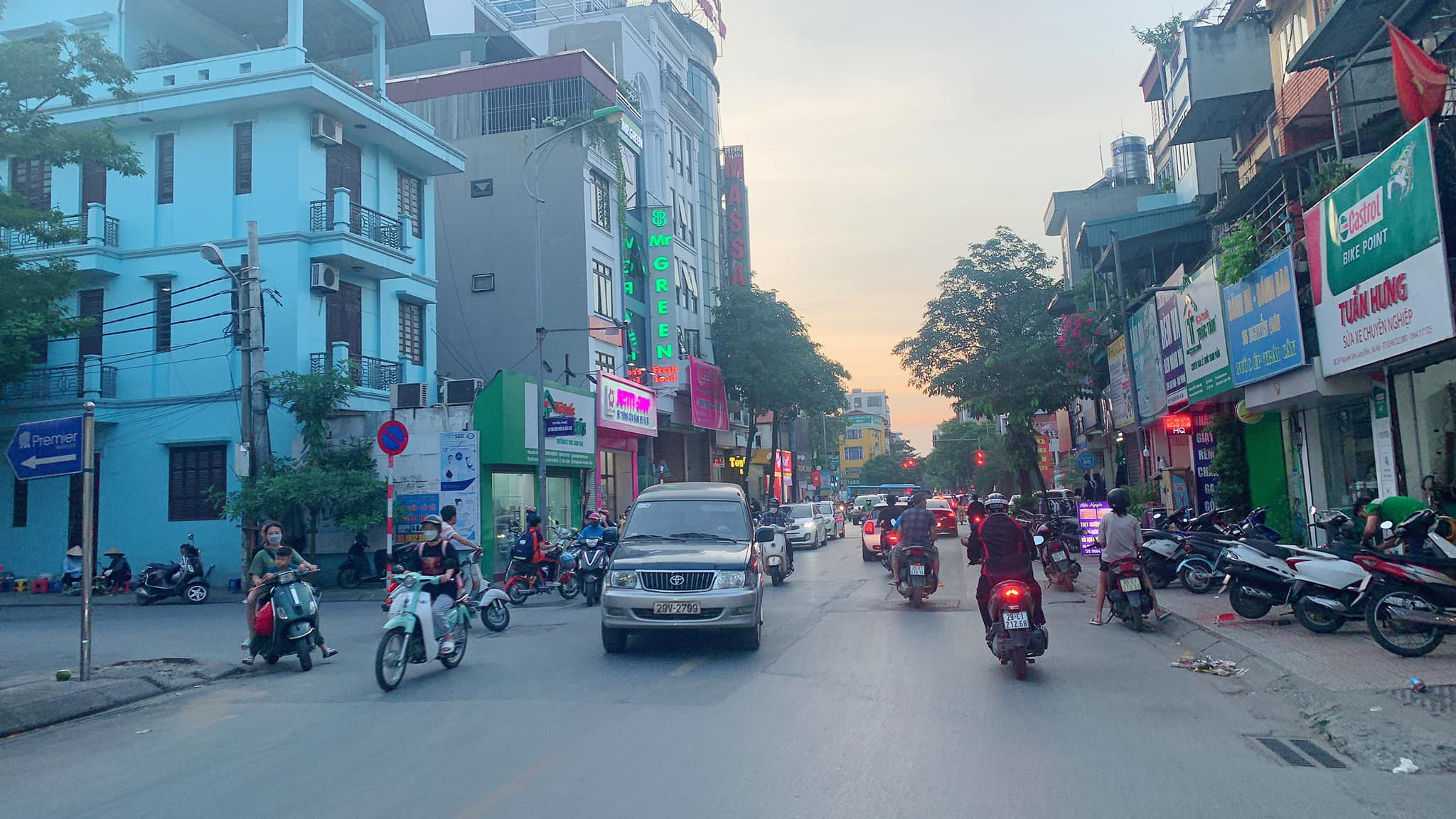 Bán nhà 2T ngõ 554 Nguyễn Văn Cừ, oto tránh, vỉa hè, kinh doanh chỉ 3 tỷ 3