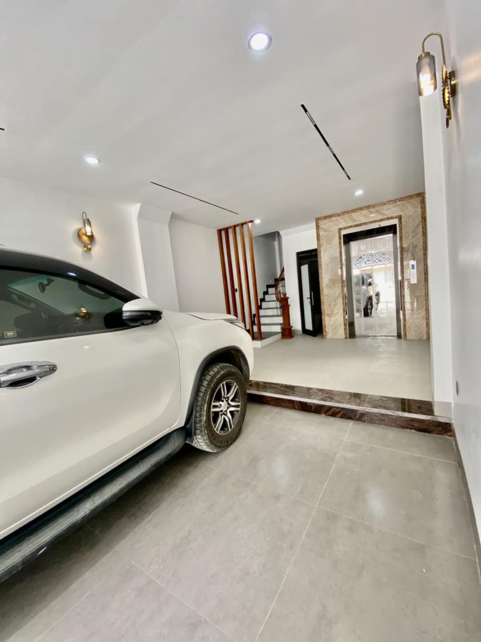 bán nhà ngõ 130 Ngọc Thuỵ, GARA, THANG MÁY, 7 tỷ 5.