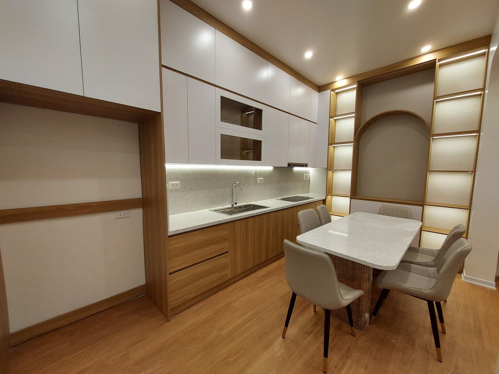 Bán nhà ĐẸP Phố Giáp Bát, DT 42m2 X 5T, MT 6.5 m, giá chào 6 tỷ 8