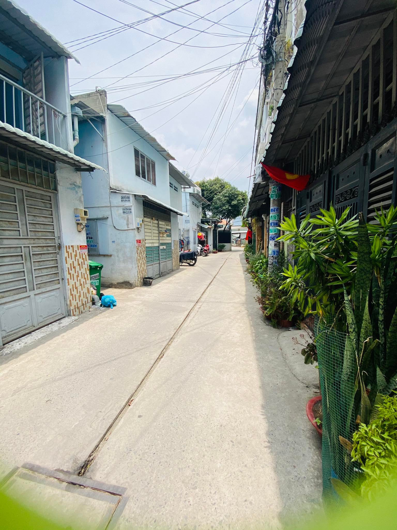 HẺM XE HƠI _ DIỆN TÍCH KHỦNG, NGANG BỀ THẾ _ DÃY TRỌ ĐANG CHO THUÊ _ GIÁ RẺ RỀ
