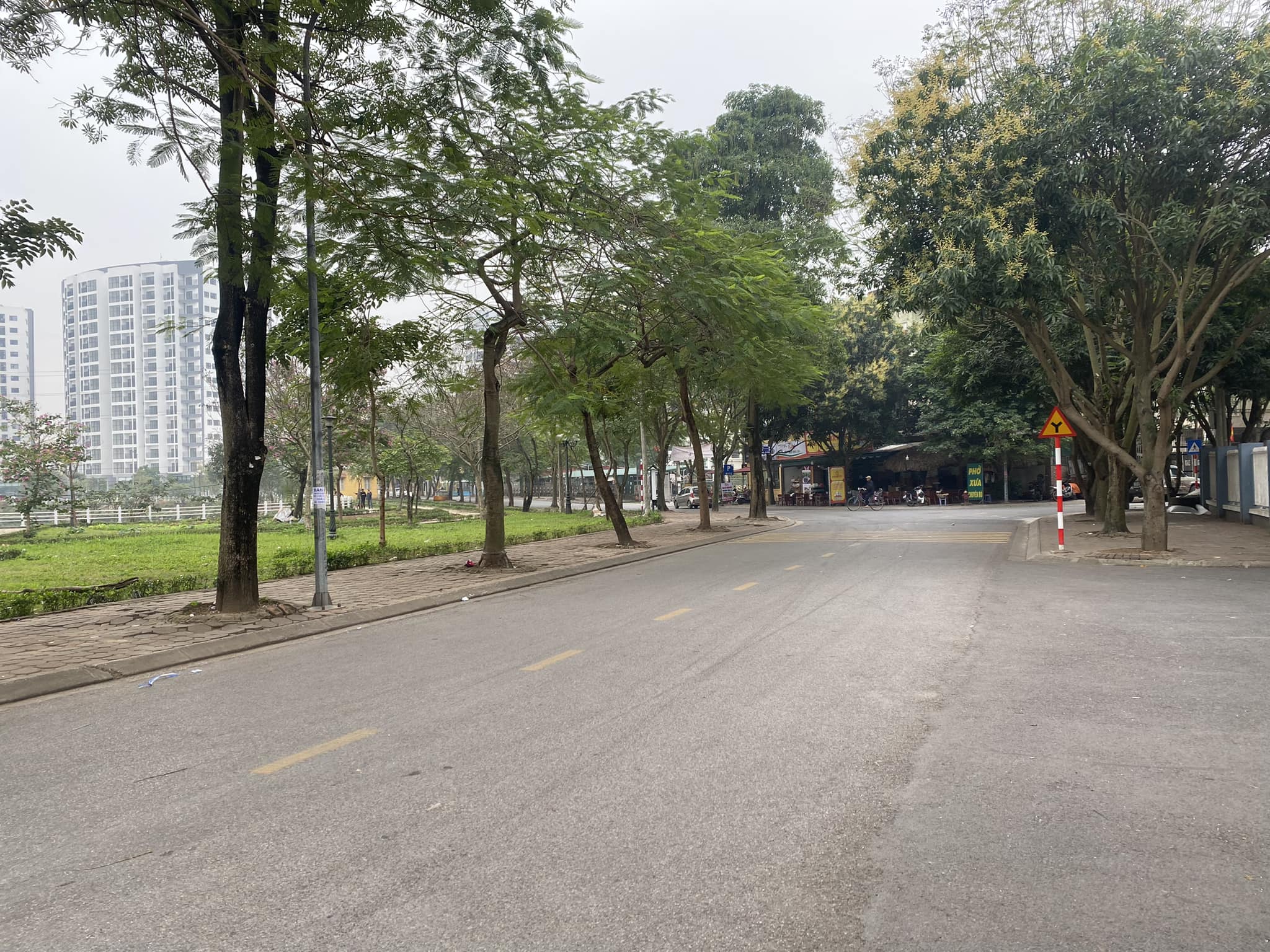 Chính chủ gửi bán biệt thự Sài Đồng, 215m2 mặt tiền 15m, sân để ô tô, gần Vinhomes, giá cực tốt