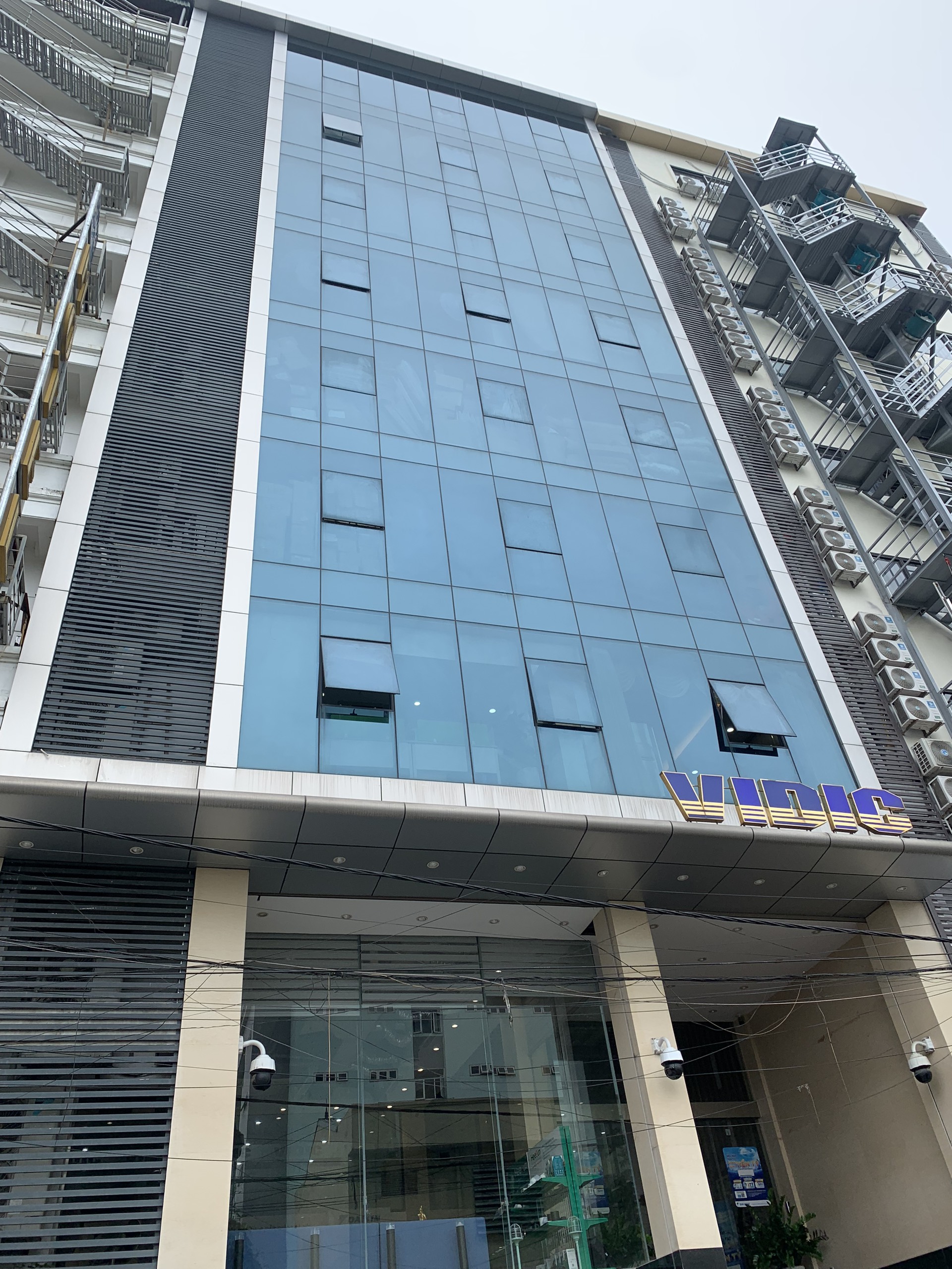 Cần bán gấp tòa nhà văn phòng số 15 Dịch Vọng Hậu 140m2 8 tầng mt 12m giá rao bán 69 tỷ