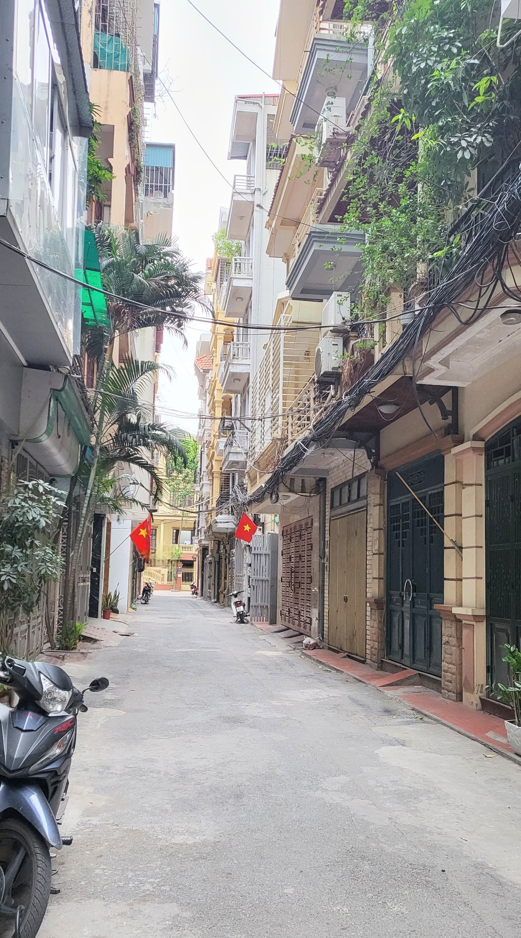 Bán đất phân lô Hoàng Sâm, Hoàng Quốc Việt. Măt ngõ rộng 5m, Ôto vào nhà, 50m ra phố.