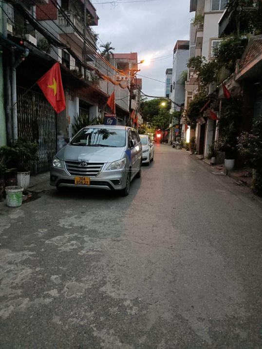 Bán nhà 5 tầng tại phố Hoa Lâm, gần chợ Việt Hưng, 10m ra ô tô tránh, phun đồ, ở sướng.