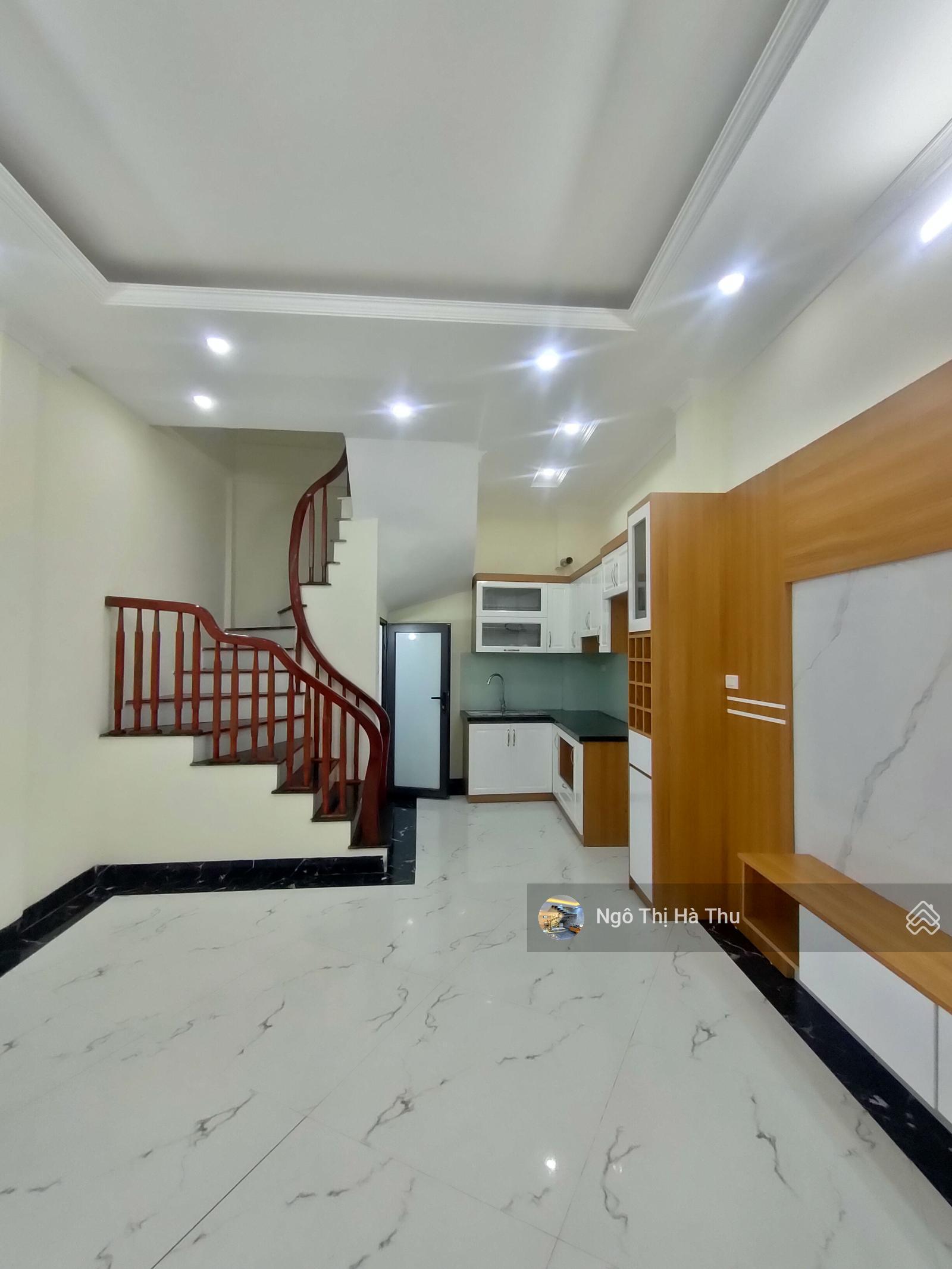 Bán nhà Đức Giang - Ngô Gia Tự - mới tinh - ô tô đỗ cổng - loanh quanh 3 tỷ