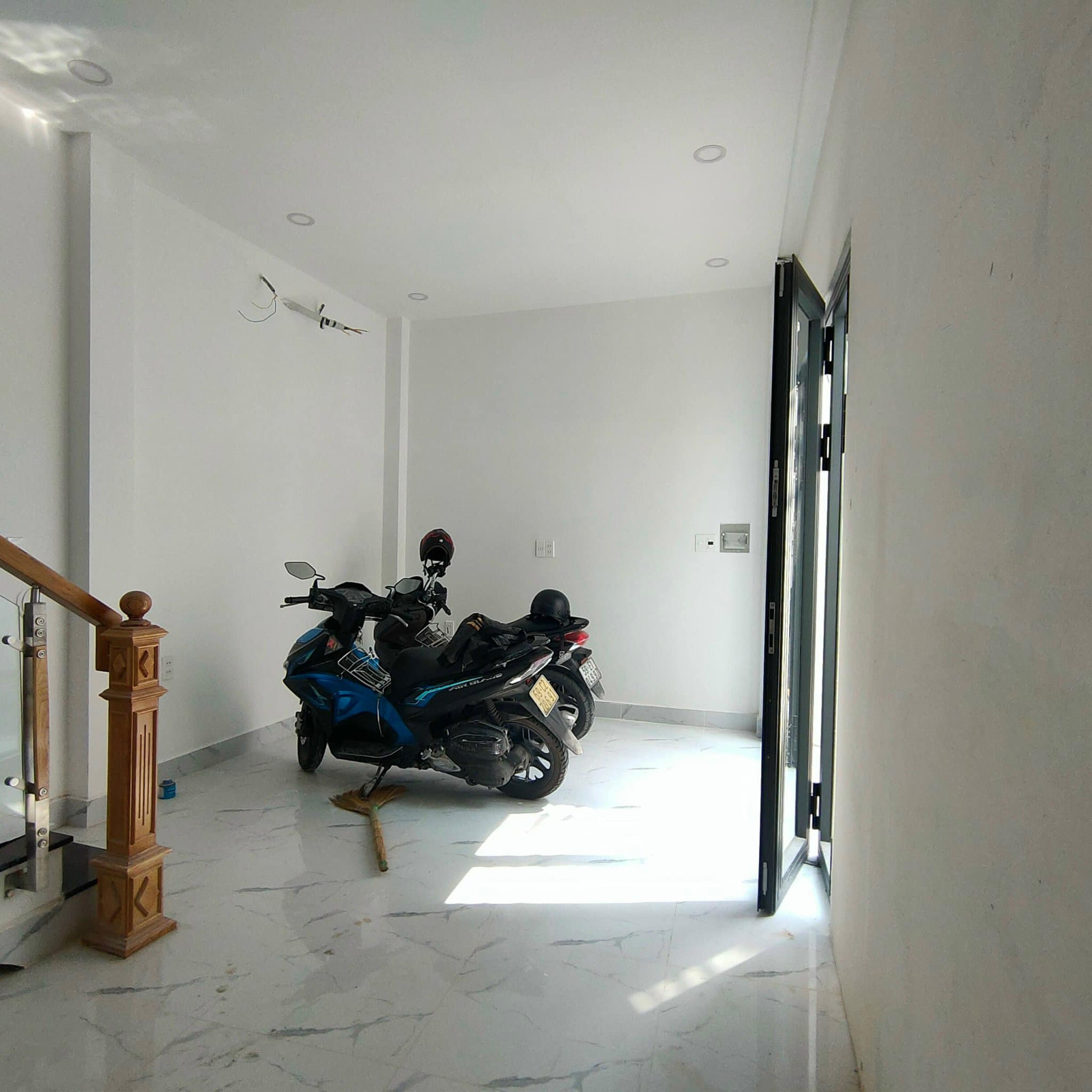 HẺM 6M XE HƠI ĐẦU CỬA - LÊ VĂN DUYỆT - 6.2 X 4.1- NHÀ SÁT MẶT TIỀN - CHỈ NHỈNH 6 TỶ