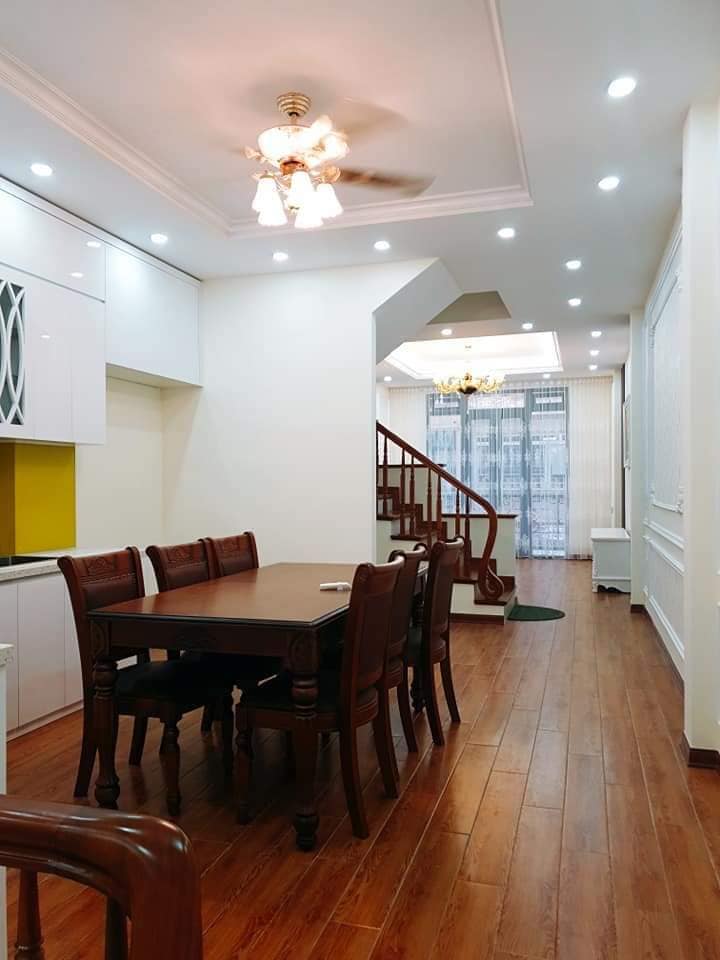 Chỉ hơn 10 tỷ, Hoàng Cầu, Đống Đa, 50m2, oto tránh, kinh doanh sầm uất