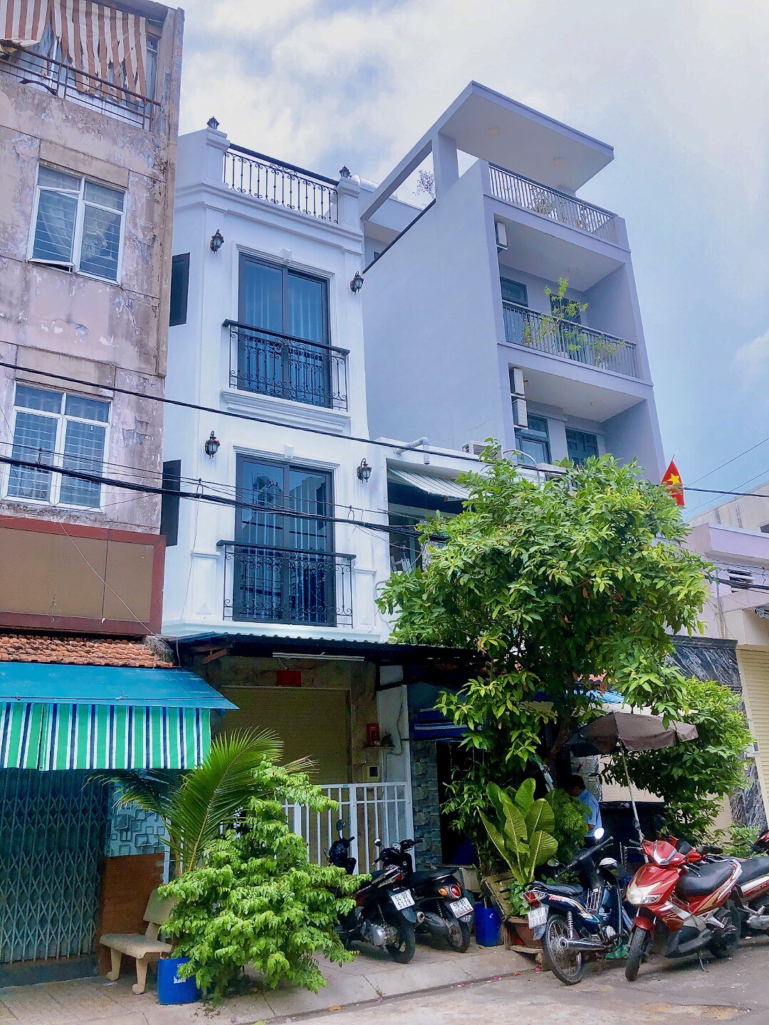 Bán nhà mặt tiền đường Lê Lâm,DT:3.2x7.3m đúc 1 trệt 2 lầu sân thượng giá 5.1 tỷ