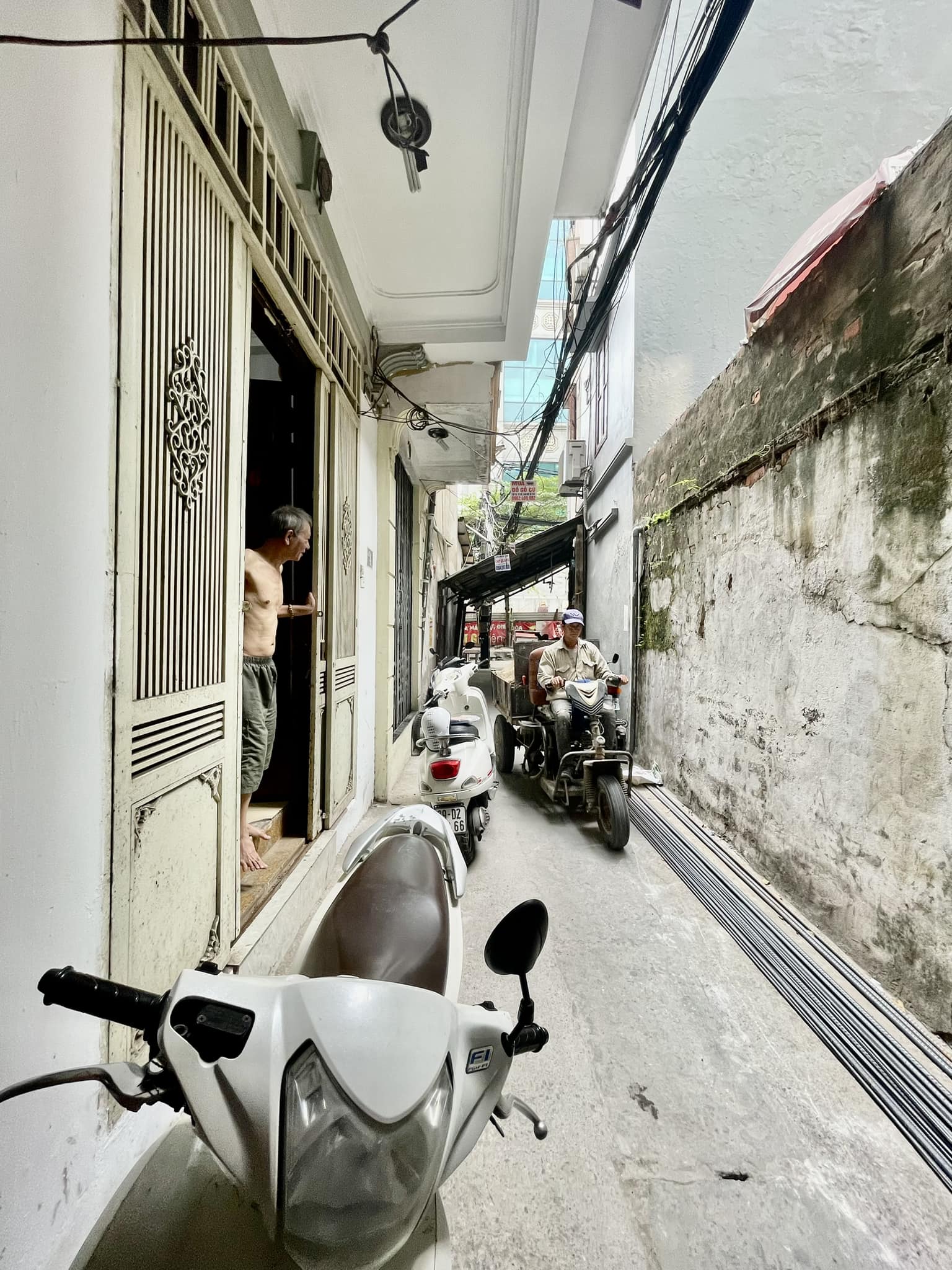 Bán nhà phố Đê La Thành – Ngõ rộng – Ở và kinh doanh đều được – 26m2 – 4 tầng – 3.35 tỉ