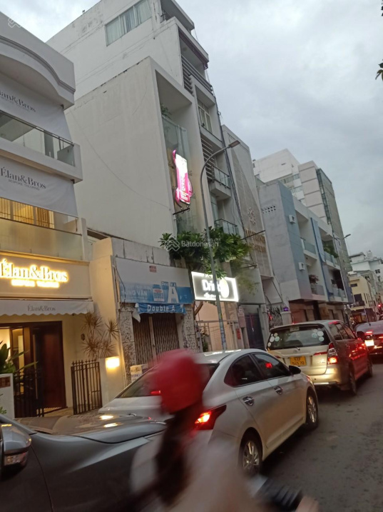 Bán nhà mặt tiền quận 1 đường Trần Quang Khải. DT 52m2 1 trệt 6 tầng, thang máy giá 26 tỷ