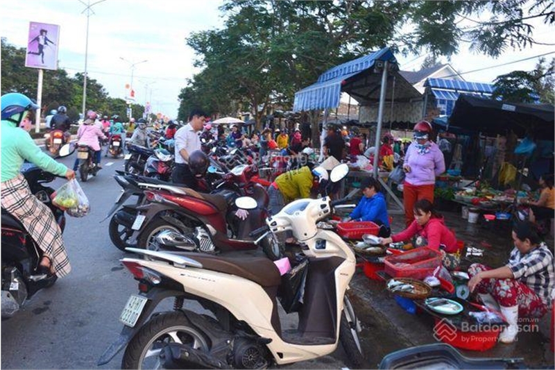 CẮT LỖ LÔ ĐẤT 750m2 có 300m2 thổ cư ngay chợ tiện kinh doanh, Giá 390TR