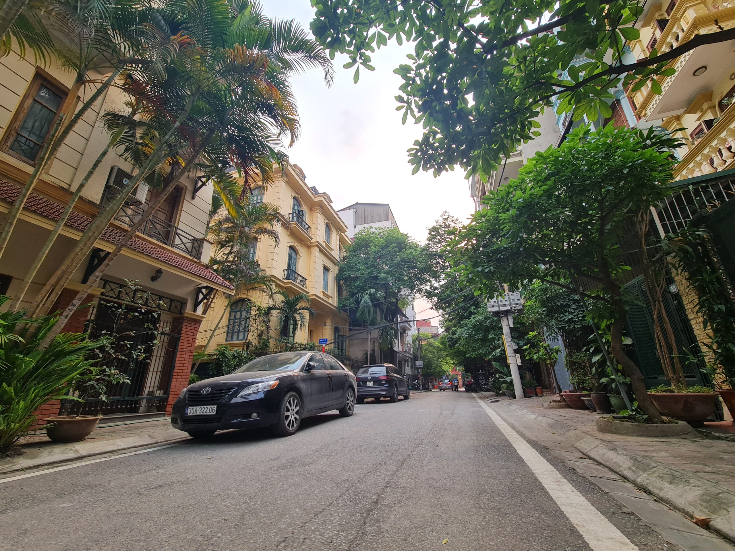 Bán nhà mặt phố phân lô Phan Văn Trường, Dịch Vọng Hậu, 46m2 x mt 4m, 13.5 tỷ, gara, 2 thoáng.