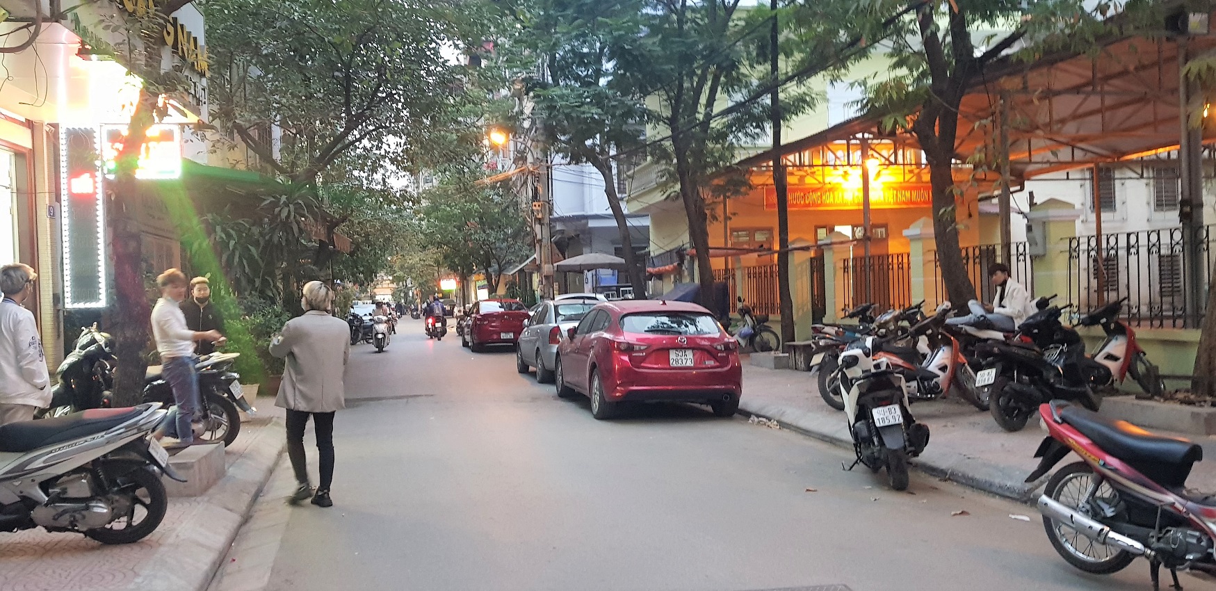 Bán nhà phố Nguyễn Chí Thanh, Đống Đa. Vỉa hè, oto tránh. Thang máy, KD. 71m2 MT4.5 6T 18Tỷ