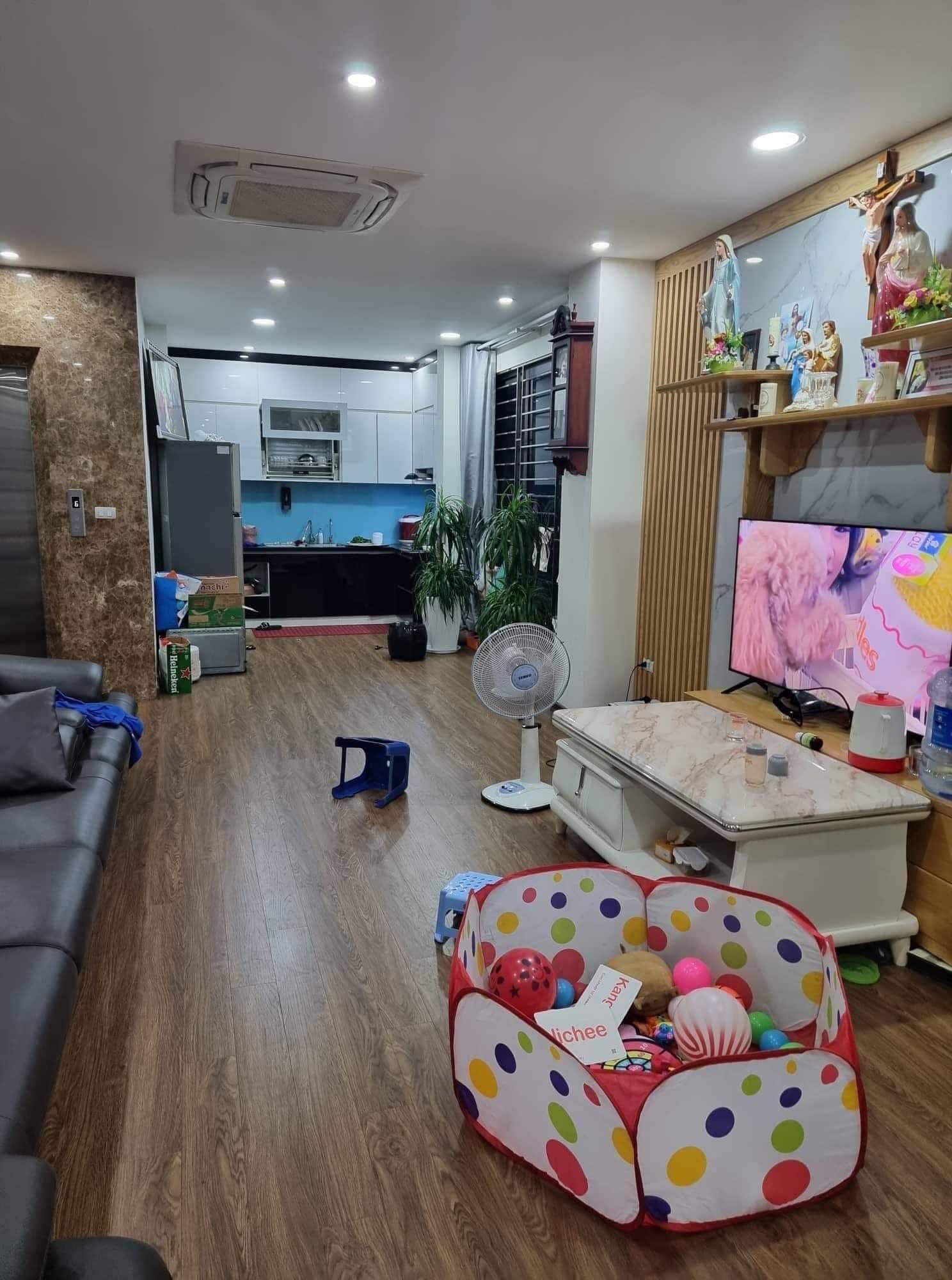 Cần bán gấp nhà phân lô ngõ 261 Trần Quốc Hoàn 50m2, 7T, lô góc thang máy, ô tô, kinh doanh tốt.