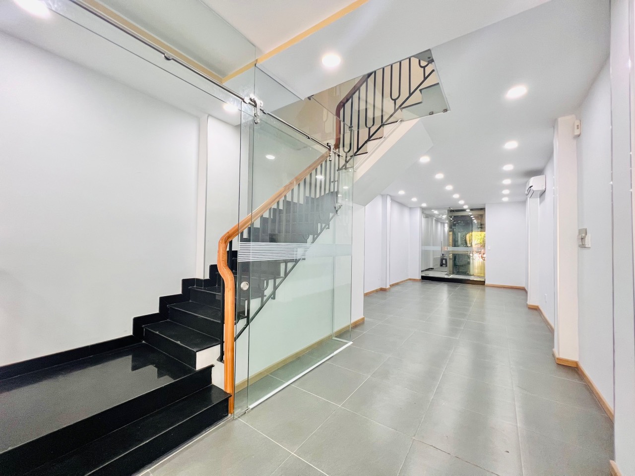 Cho thuê nhà MT Võ Văn Tần. S: 4*19m. Tuyến đường thương hiệu. Giá chỉ: 65 tr/th