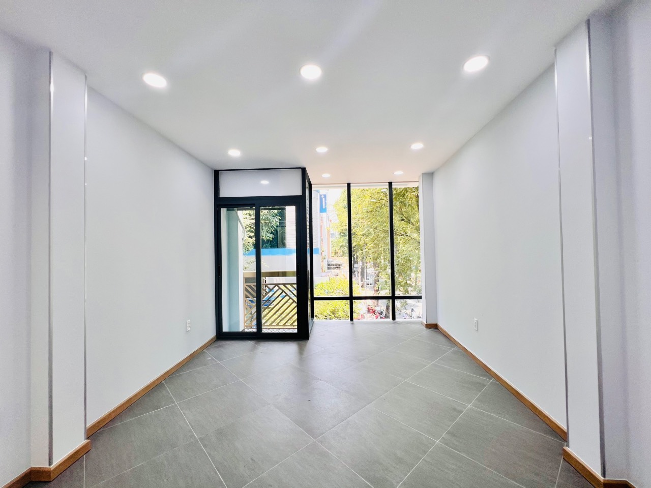 Cho thuê nhà MT Nguyễn Đình Chiểu, Quận 3. S: 4*19m. Khu KD thu hút nhiều khách. Giá chỉ: 65 tr/th