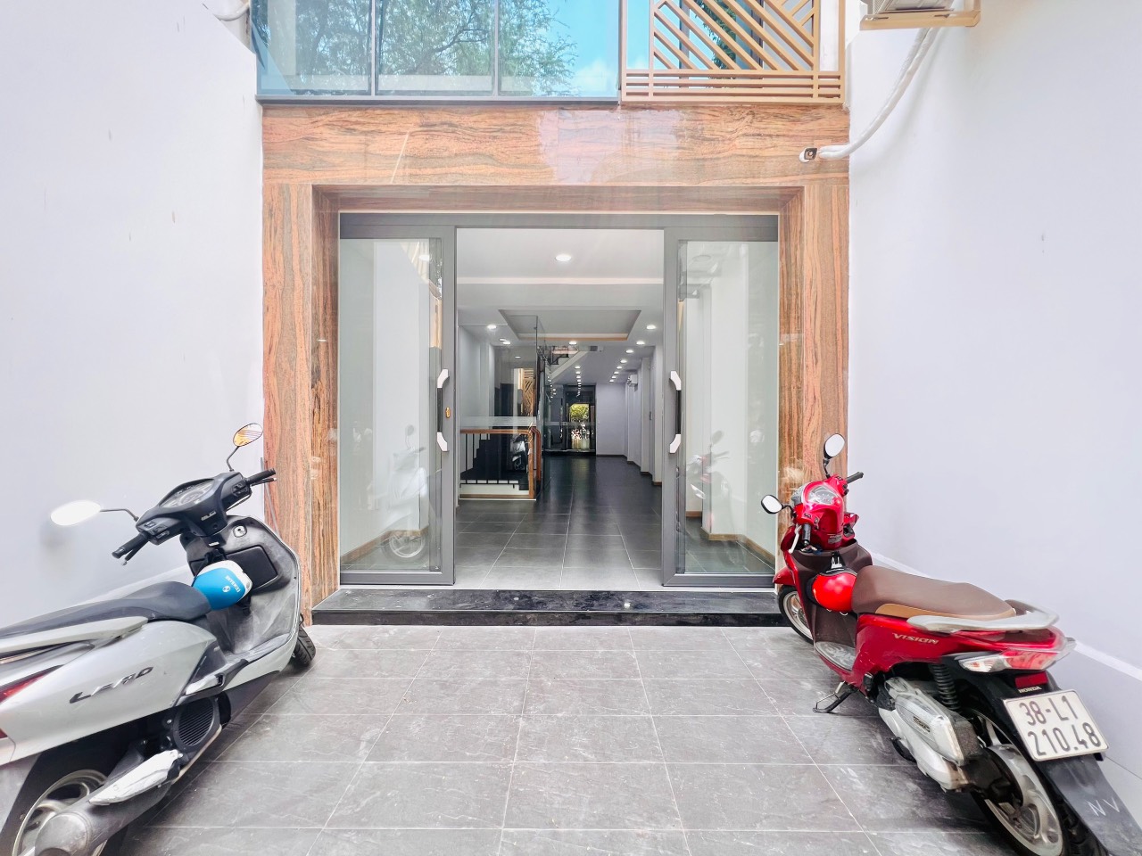 Cho thuê nhà MT NTMK, Quận 3. S: 4*19m. Khu KD thu hút nhiều khách. Giá chỉ: 65 tr/th