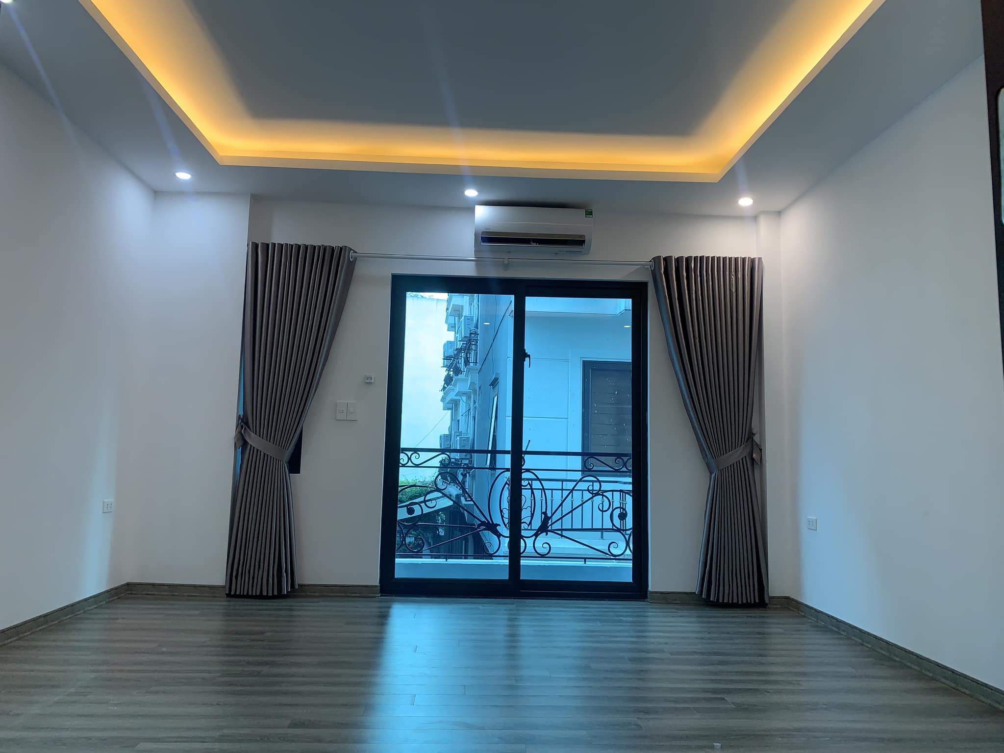 Bán nhà 57m2 phố Âu Cơ, Tây Hồ Ô tô đỗ cửa Thang máy FUJI 10m Ngõ 2 Ô tô tránh 9.6 Tỷ