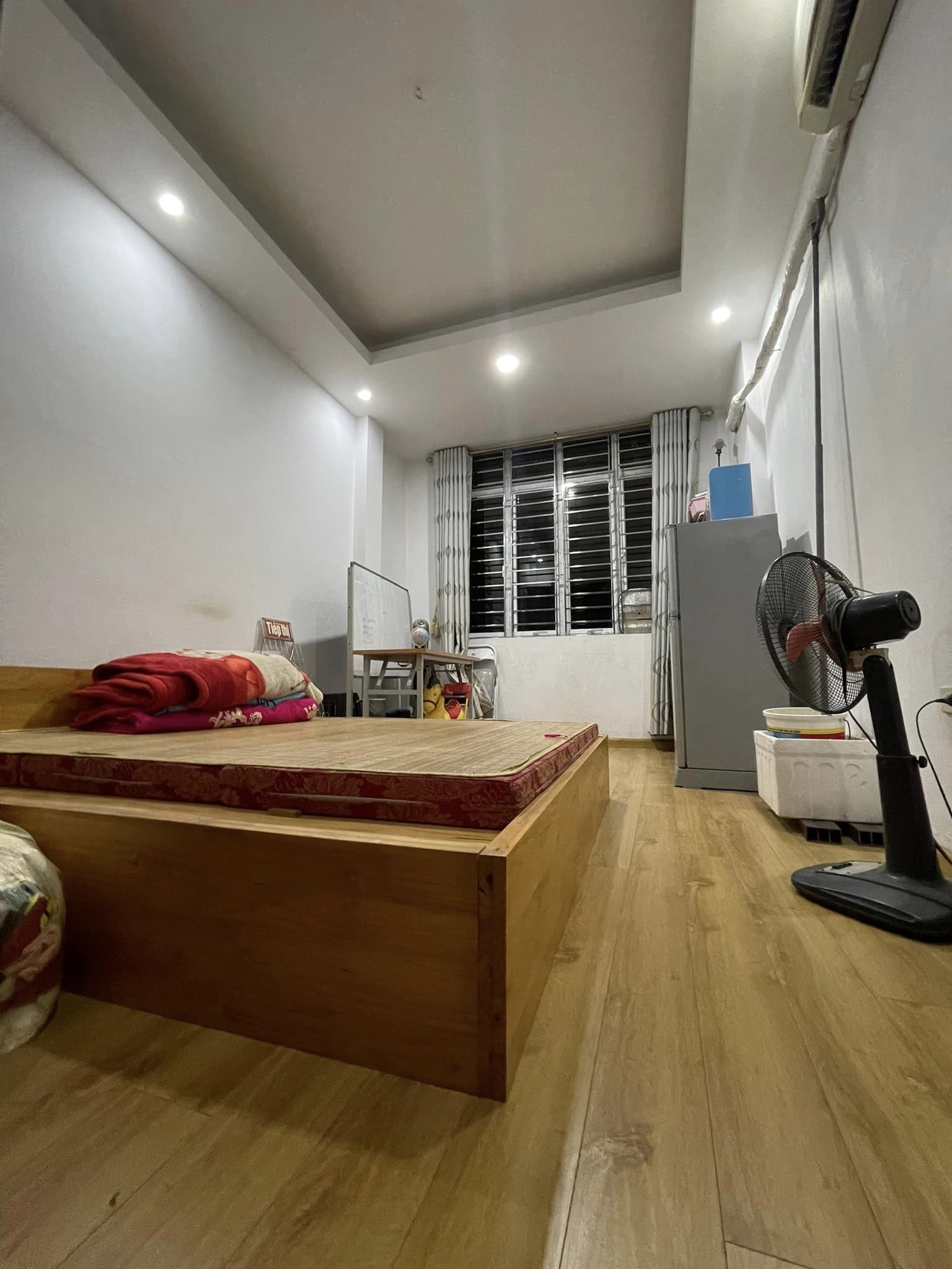 Bán căn nhà 84m2 phố Âu Cơ, Tây Hồ Dân xây 6 phòng ngủ Ô tô tránh 10m 6.7 Tỷ