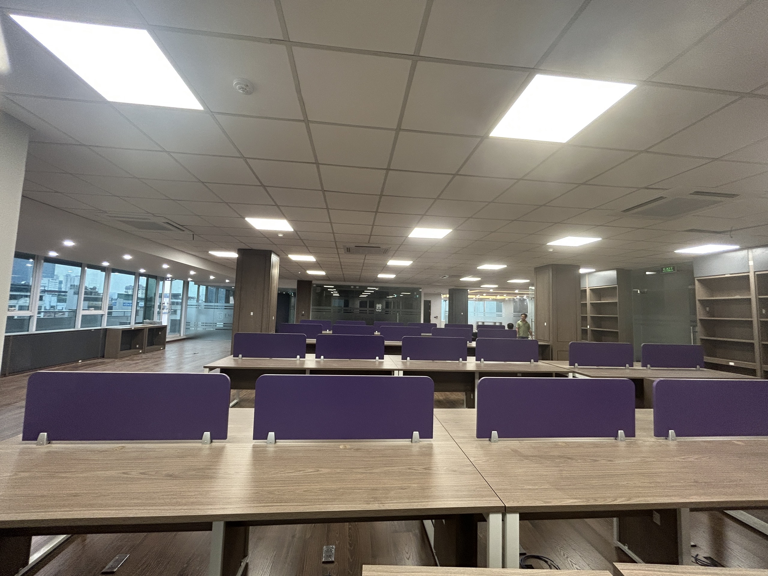 Cho thuê văn phòng hoàn thiện sàn gỗ đẹp, rẻ, 1000m2 mặt đường Láng, quận Đống Đa, Hà Nội