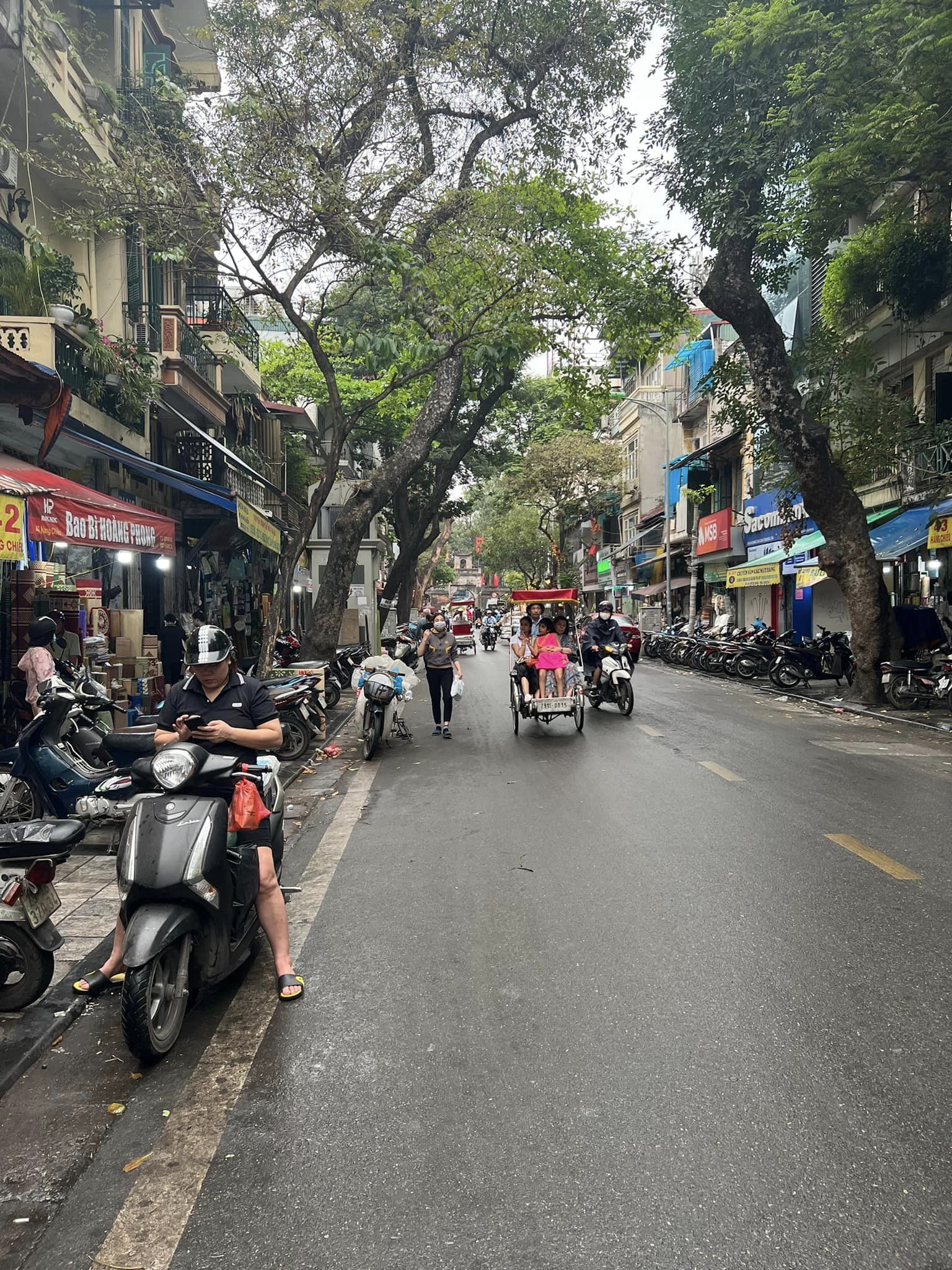 BÁN NHÀ MẶT PHỐ HÀNG CHIẾU,50M X 4 TẦNG,ĐƯỜNG 2 CHIỀU.