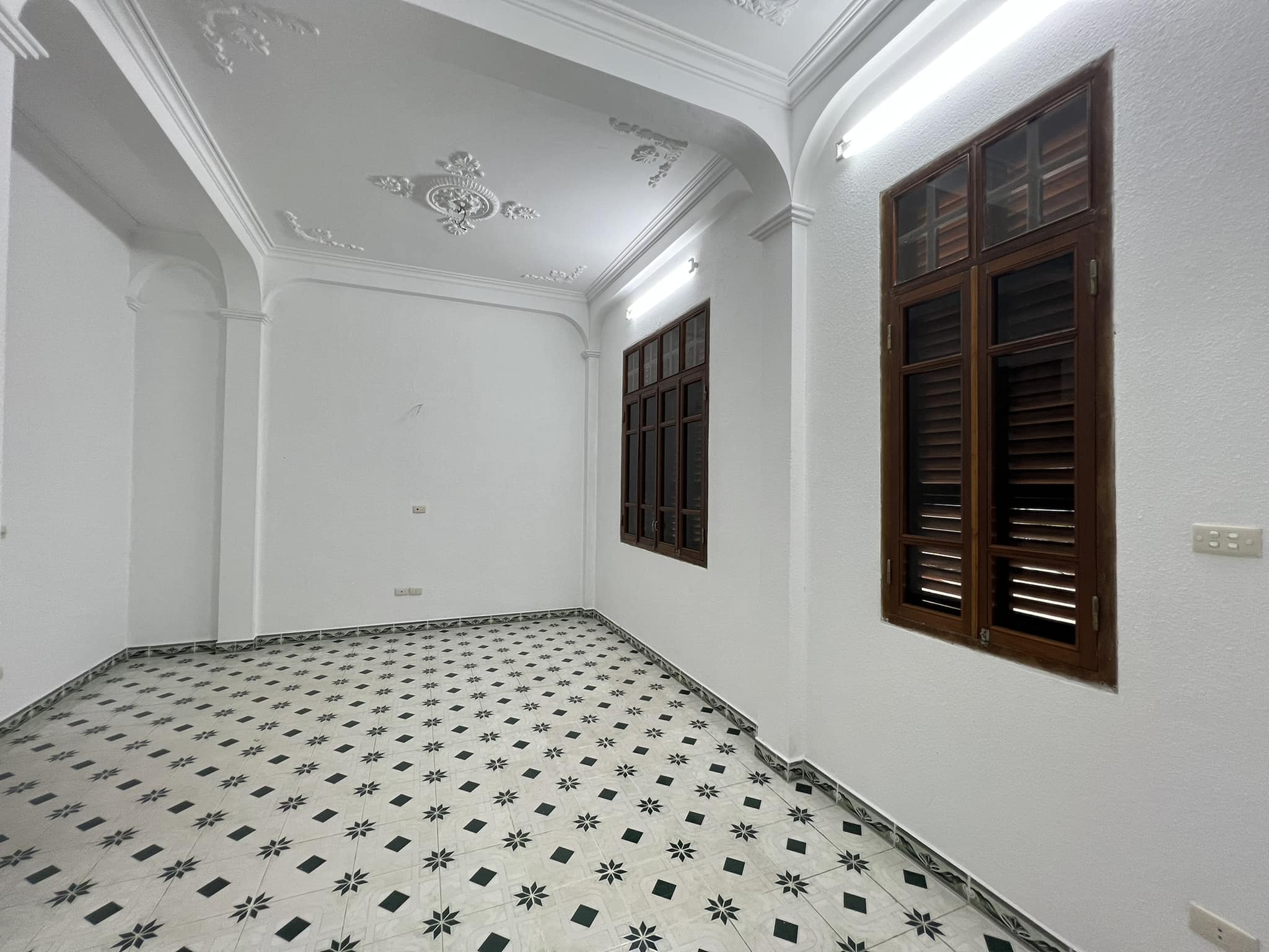 BÁN NHÀ XÃ ĐÀN ,LÔ GÓC 2 MẶT THOÁNG(,5,95TỶ ) ,20M Ô TÔ TRÁNH