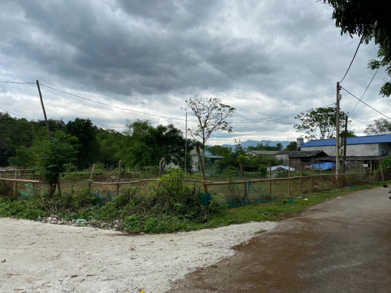 Gia đình mình cần b.á.n nhà đất tại ngã tư Tông Khao – xã Thanh Nưa