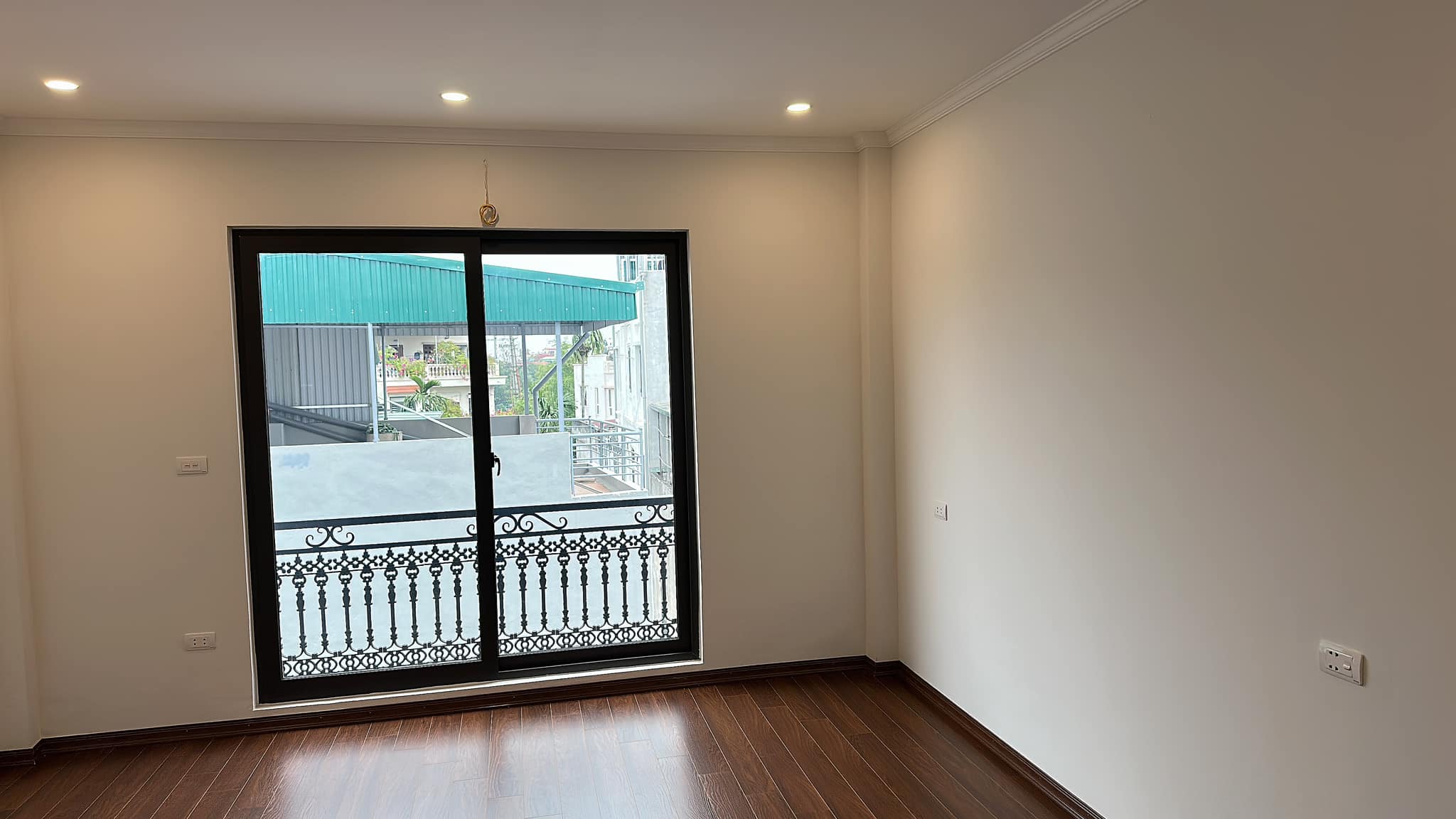 Bán ngôi nhà 48m2 phố Âu Cơ, Tây Hồ Dân xây 5 phòng ngủ Ô tô tránh 10m 4.8 Tỷ