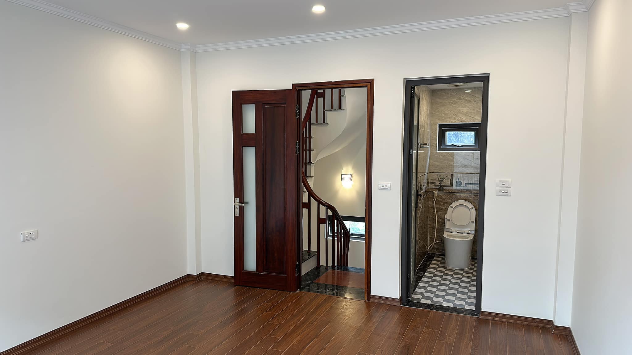 Bán ngôi nhà 49m2 phố Âu Cơ, Tây Hồ Dân xây 5 phòng ngủ 10m 2 Ô tô tránh 4.9 Tỷ