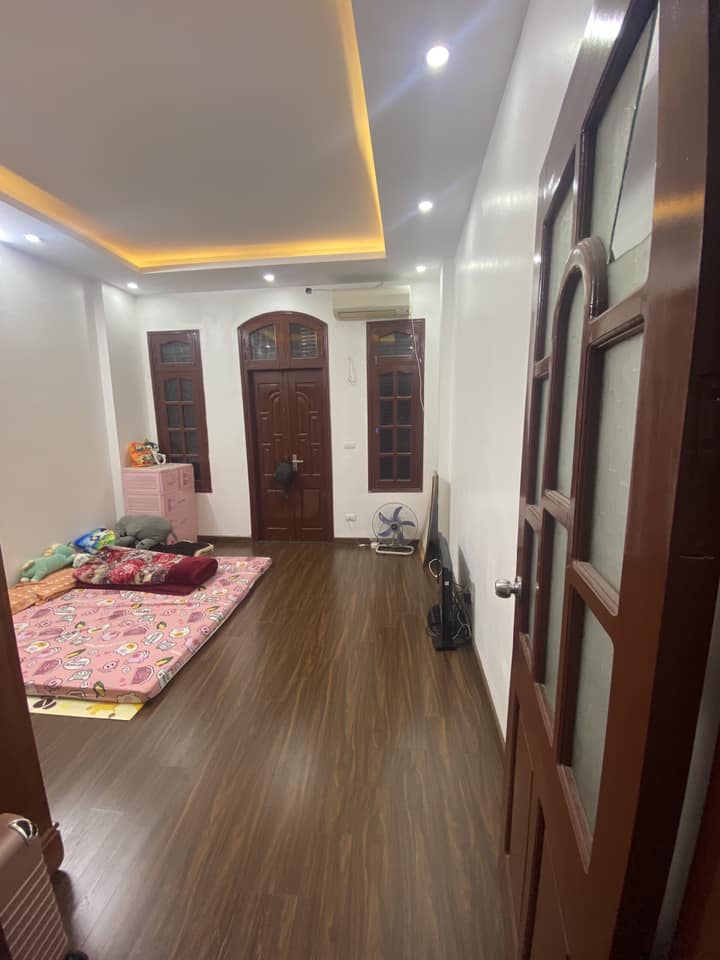 Bán Nhà nhà đẹp ở Trần Thái Tông 40m x 5t, 10m ô tô tránh, KD, ở sướng 5.2 tỷ