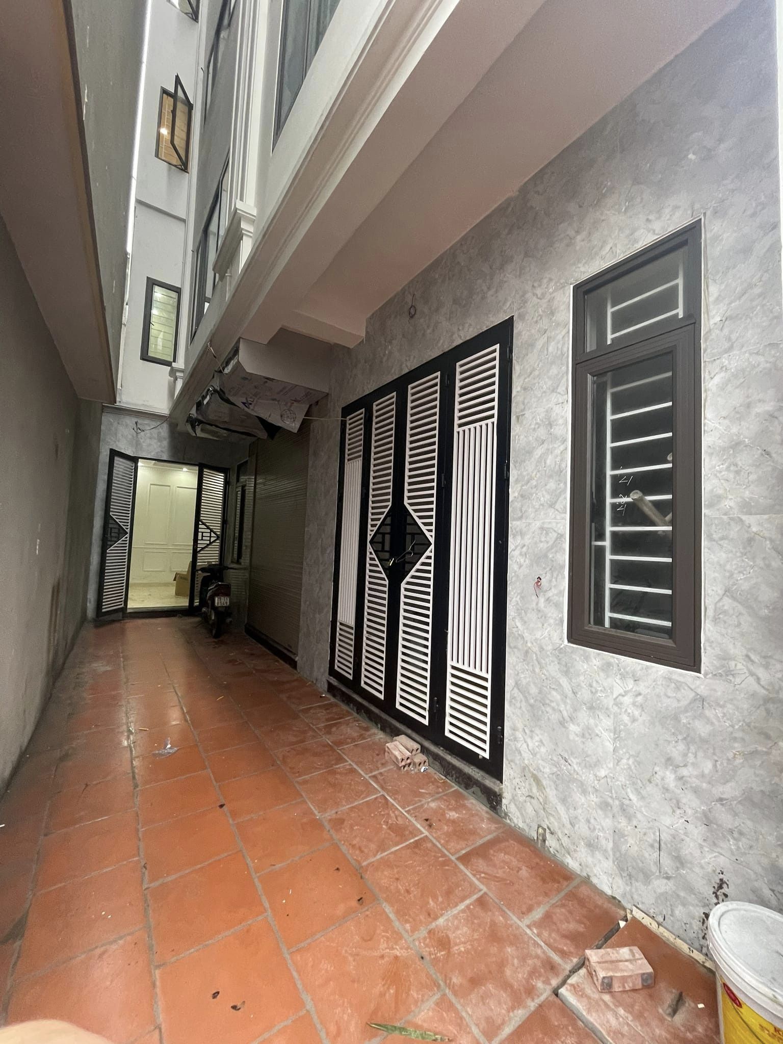 NHÀ ĐẸP MỚI TOANH,THẠCH BÀN,5 TẦNG,MT 4M,RẤT GẦN OTO,NHỈNH 2 TỶ,,