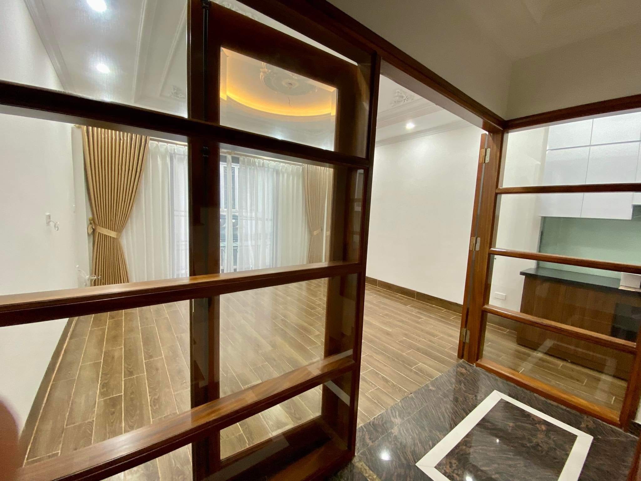 Bán ngôi nhà 95m2 phố Âu Cơ, Tây Hồ Dân xây 12 ngủ Ô tô đô cổng 7.4 Tỷ