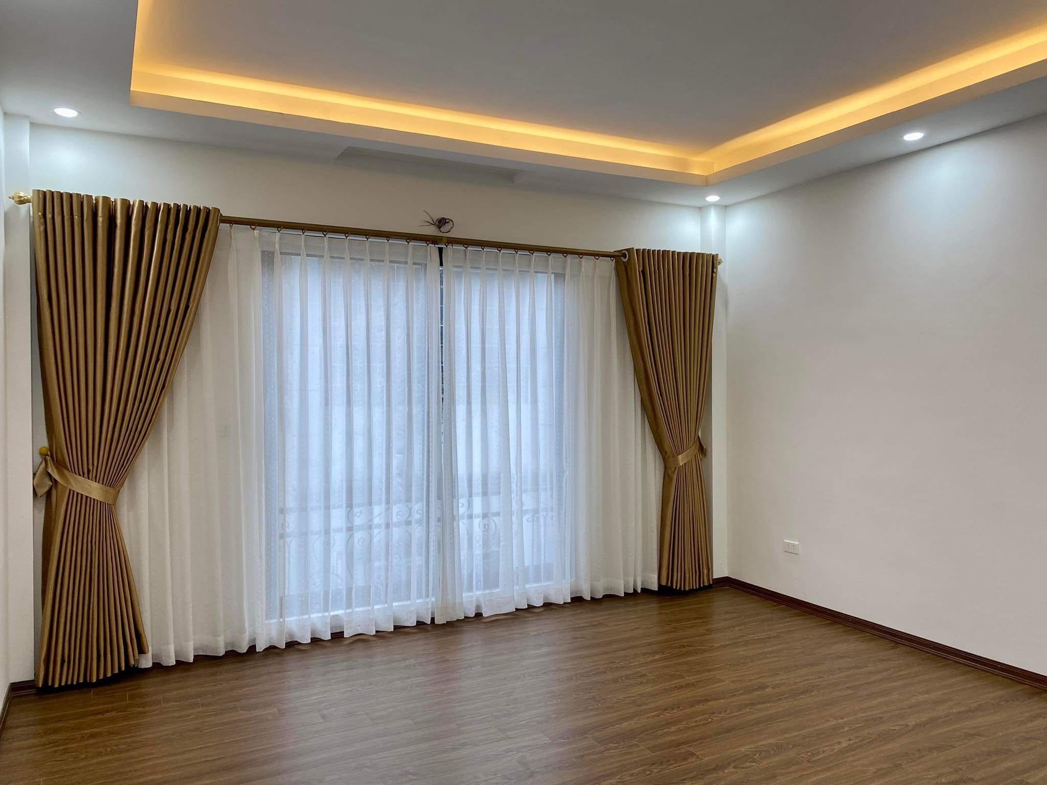 Bán nhà 96m2 phố Âu Cơ, Tây Hồ Dân xây 12 phòng Ô tô đô cổng 7.3 Tỷ