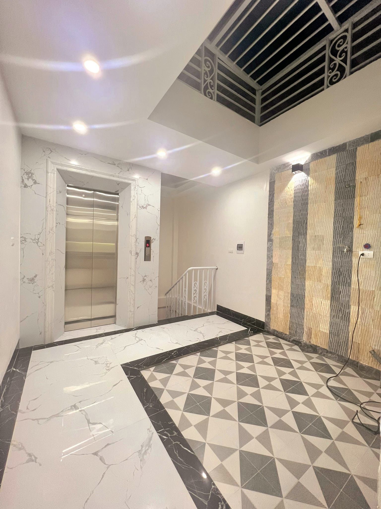 Bán căn nhà 78m2 phố Tứ Liên, Tây Hồ Thang máy Xịn Ô tô đỗ cổng 9.3 Tỷ